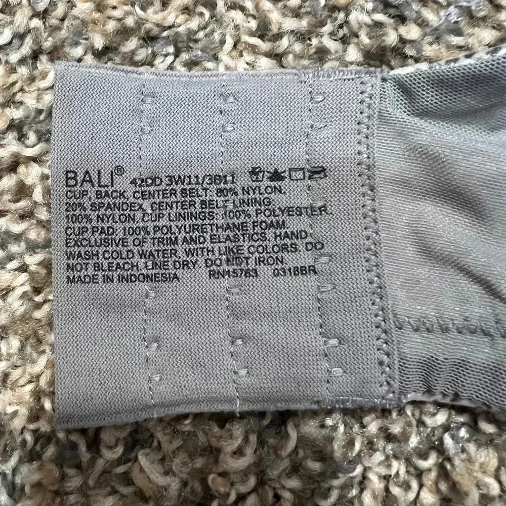 BALI BRA SILVER AND‎ WHITR UNDERWIRE CONCEALING SMOOTHING PLUS SIZE 42DD